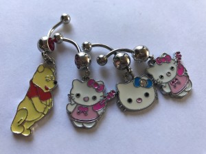 Partij van 4 piercings met emaille hanger,winnie the poeh & Hello Kitty