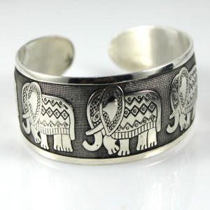 tibetaans zilveren armband met olifanten