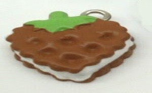 !lucite hangertje, chocolade koekje in AARDBEIvorm! 17x14mm