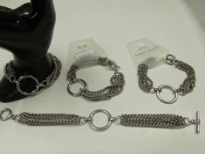 12 zilverkleurige armbanden met kapittelsluiting