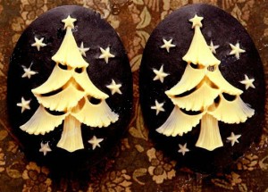 2x cabouchon met KERSTBOOM van resin maat 40x30x8mm