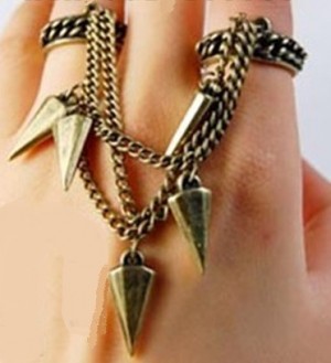 antiek bronskleurige dubbele ring met kettinkje en SPIKES hangertjes, Vintage Gothic Steampunk Punk Rock, maat 15