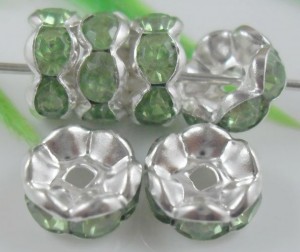 100 x verzilverde rondel met lichtgroene strass, 8mm