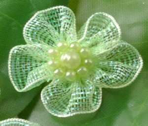 20 groene satijnen bloemen met kraaltjes, 30x31mm