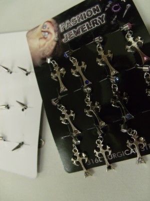 displaykaart met 12 piercings/oorstekers met KRUIS, NIEUW!!