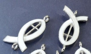 1 verzilverde connector, VIS met wit emaille, 14x29x2mm 