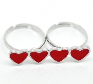 1 zilverkleurige dubbele ring met rood emaille HARTjes