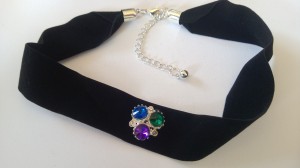 12 fluwelen CHOKERS met STRASS met karabijnsluiting!