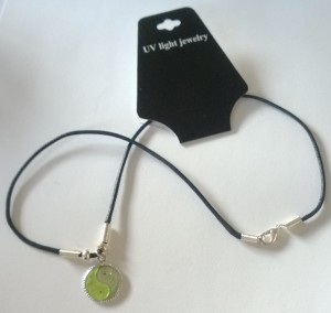 ketting met rond UV yin YANG hangertje