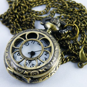 1 bronskleurig horlogeklokje aan ketting(80cm), incl. batterij