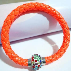 1 dikke oranje kunstleren armband met magneetsluiting met rijnsteentjes