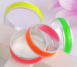 20 ringen in leuke FLUOR kleurtjes, NIEUW, diverse maten!