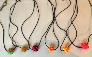 ketting  met rubber SPIKES hanger in FLUOR kleuren