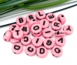 500 letterkralen, kunststof, roze met zwarte letters, 7mm	