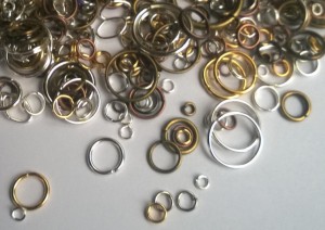 30 gram metalen ringetjes, in diverse kleuren en maten, 3-18mm