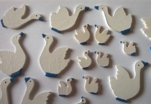 40 houten gansjes, 40x32x2mm, 22x17x2mm, 17x12x2mm in wit met blauw, dubbelzijdig beschilderd