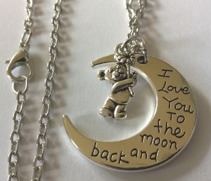 ketting(65cm) met BEERtje en MAAN met tekst; I love you to the moon and back