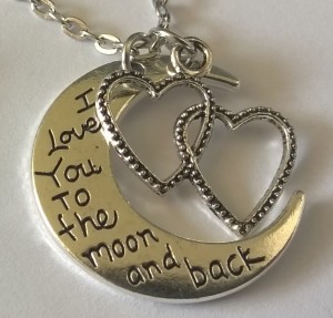  ketting(65cm) met HARtjes en MAAN met tekst; I love you to the moon and back