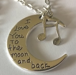  ketting(65cm) met MUZIEKnootjes en MAAN met tekst; I love you to the moon and back