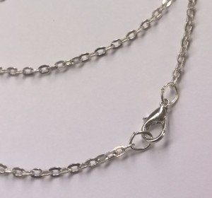 zilverkleurige ketting, ongeveer 70cm lang en 2mm dik 