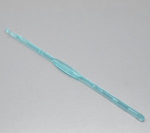 1 lichtblauwe haaknaald van kunststof, 4mm, 14cm lang	