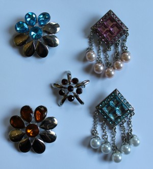 5 broches met strass en parels