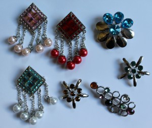 7 broches met strass en parels