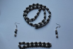 Set van 1 ketting, 1 armband en 1 paar oorbellen met parels en magnetische hematiet