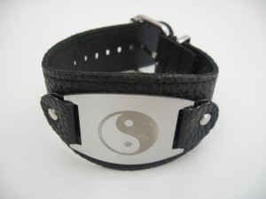 kunstlederen armband met metalen plaat met yin yang