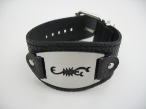 kunstlederen armband met metalen plaat met schorpioen