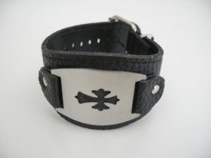 kunstlederen armband met metalen plaat met kruis