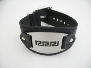 kunstlederen armband met metalen plaat met patroon