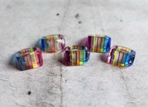 Partij van 5 mooie kunststof regenboog ringen