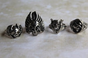 Partij van 4 grote metalen ringen, skulls / doodshoofden