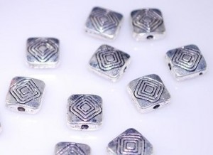 100 kralen tibetaans zilver 9x4,5mm