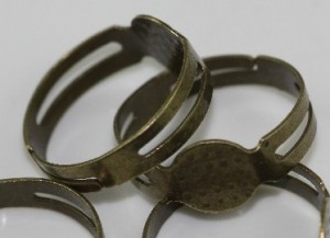 50 antiek bronskleurige metalen ringen om je eigen ringen mee te maken. Afmeting: 18mm, verstelbaar!