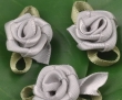 20 lichtgrijze satijnen roosjes, 24x13mm