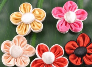 20 satijnen bloemen, diverse kleuren 26x28mm