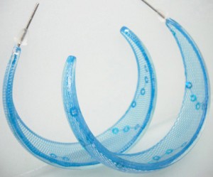 1 paar blauwe acryl oorringen met kantprint, 45mm