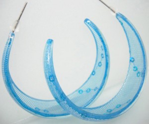 1 paar blauwe acryl oorringen met kantprint, 45mm