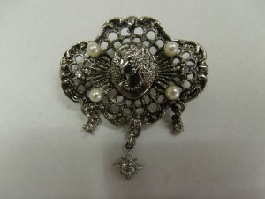 1 broche met camee in antieke zilverlook, met pareltjes en strass