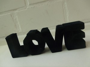 4 displays in de letters LOVE, voor bijvoorbeeld ringen