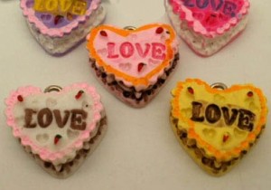 !lucite hangertje, LOVE cake HARTvorm! 17x15mm