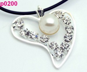 ketting met verzilvert hartje met strass en imitatie parel