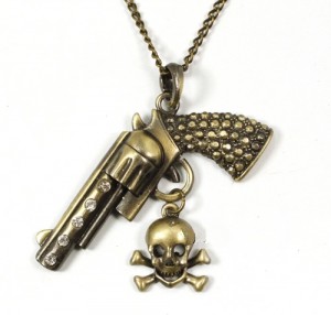 bronskleurige ketting met PISTOOL met SKULL hanger met strass van tibetaans zilver!