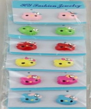 1 paar magnetische oorknopjes HELLO KITTY met rijnsteentjes