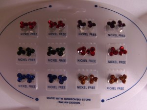 12 paar oorknopjes, met diverse kleuren SWAROVSKI kristal steentjes