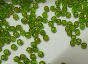 230 kunststof kraaltjes, 4mm GROEN/OKERGEEL gemêleerd