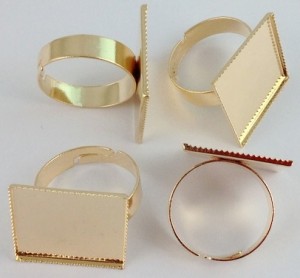 30 goudkleurige vierkante metalen ringen om je eigen ringen mee te maken. Afmeting: 19x20mm, verstelbaar!